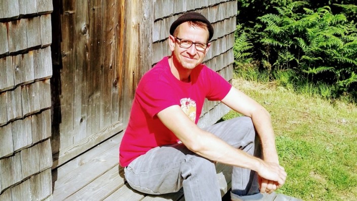 SZ-Kulturpreis Tassilo: Leonhard F. Seidl vor der Thoreau-Hütte am Falkenstein im Nationalpark Bayerischer Wald im Juli 2022.