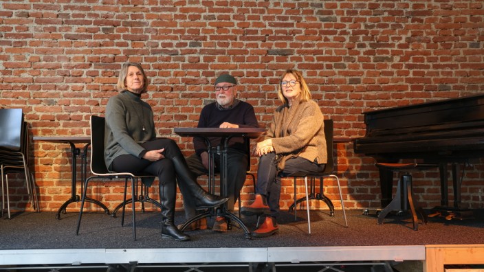 SZ-Kulturpreis Tassilo: Claudia Fleischer, Heinz Eder und Gabriele Oswald-Kammerer (von links) vom Förderverein Alte Schule Lauterbach sind nominiert für den Tassilo-Preis.