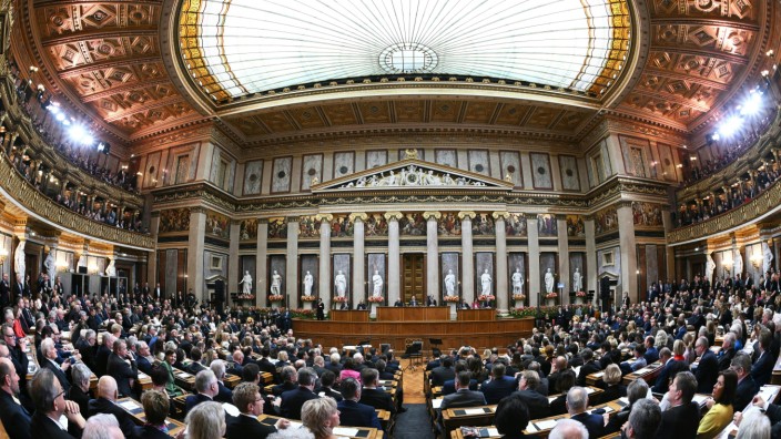 Österreich: Viel Platz zum Repräsentieren: Abgeordnete beim Festakt anlässlich der offiziellen Eröffnung des sanierten Parlamentsgebäudes in Wien.