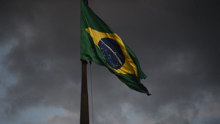 Brasilien: Brasiliens Demokratie hat dem Sturm standgehalten: Die Staatsflagge am Gebäude des Obersten Gerichtshofs in Brasília.
