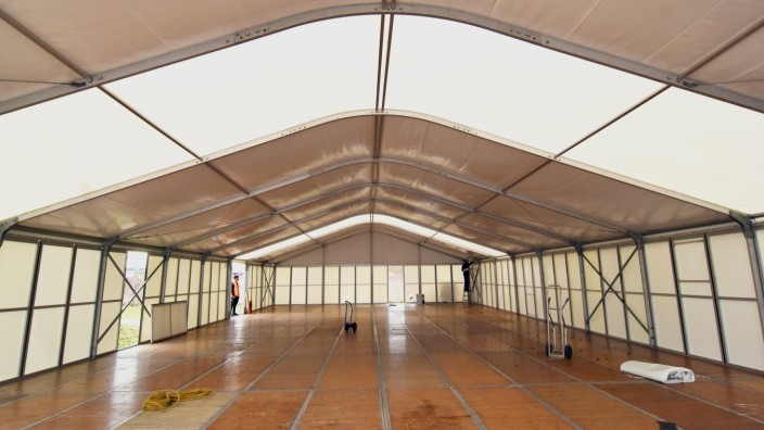Flüchtlinge: Geräumiger Innenraum: das Maisacher Flüchtlingszelt während des Aufbaus.