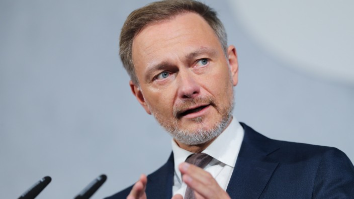 Rentenfinanzierung: Mit der Aktienrücklage, wie sie Finanzminister Christian Lindner (FDP) vorschlägt, würde die Koalition Neuland betreten. Bisher wird die Rente nur durch Beiträge und Steuern finanziert.