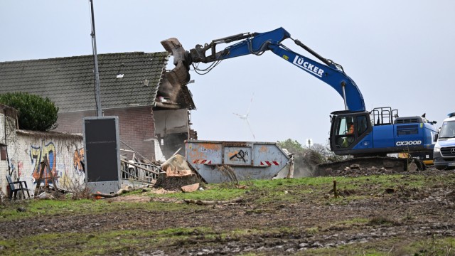 Räumung von Lützerath: Eines der letzten Gebäude von Lützerath wird abgerissen.