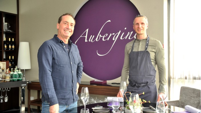 Essen und Trinken: Maximilian Moser (rechts) und Armin Langer im "Aubergine" in Starnberg.