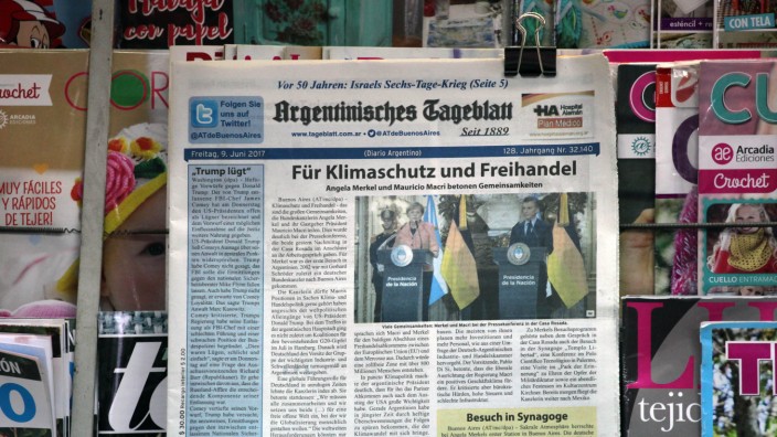 Argentinisches Tageblatt: Macron und Merkel auf dem Cover: das "Argentinische Tageblatt" am Kiosk.