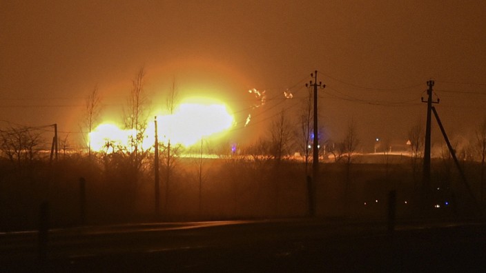 Energieversorgung: Eine Flamme steigt nach einer Explosion über einer Gaspipeline bei Pasvalys, 175 Kilometer von Vilnius, in die Höhe.