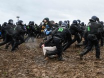 Lützerath: Demonstranten an der Abbruchkante