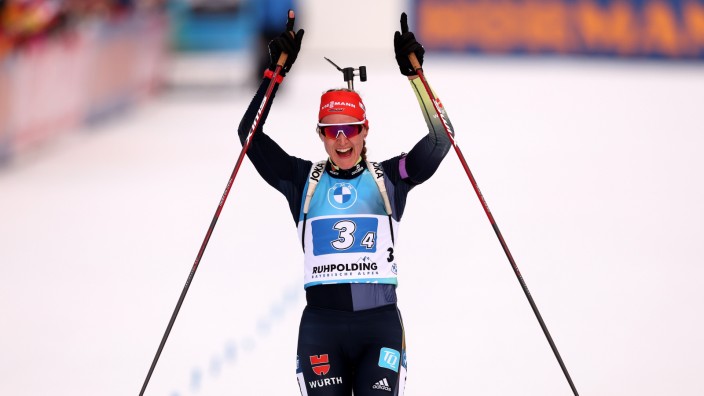 Biathlon in Ruhpolding: Denise Herrmann Wick jubelt über den zweiten Platz der Staffel.
