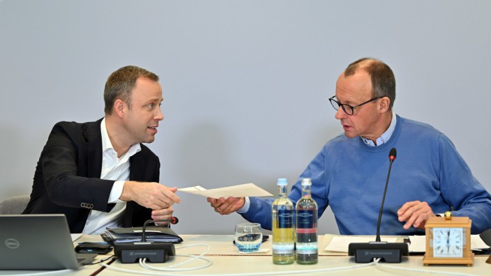 CDU: CDU-Generalsekretär Mario Czaja und der Parteivorsitzende Friedrich Merz bei der Klausurtagung des Bundesvorstands in Weimar.