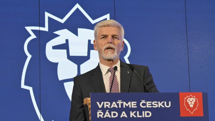Stichwahl in Tschechien: "Geben wir dem Land Ordnung und Ruhe zurück": Der ehemalige General Petr Pavel hat in der ersten Runde der tschechischen Präsidentschaftswahlen die meisten Stimmen erhalten.
