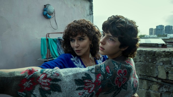 "Das lügenhafte Leben der Erwachsenen" auf Netflix: Ähnlich unangepasst wie die Tante, und voller Energie: Giordana Marengo als Giovanna (r.) und Valeria Golino als Vittoria.