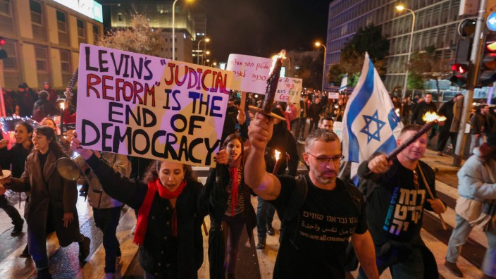 Israel: Zehntausende demonstrieren in Tel Aviv und anderen Städten gegen Netanjahus rechts-religiöse Regierung.