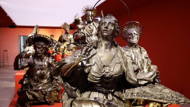 Ausstellung: Die Heilige Irene und viele andere der Stadtheiligen Neapels werden bei Prozessionen durch die Straßen getragen.