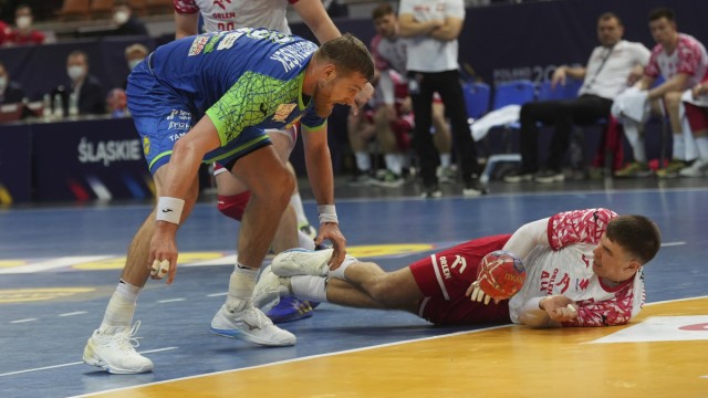Polen bei der Handball-WM: Am Boden: Polens Kapitän Piotr Chrapkowski (rechts) müht sich gegen den Slowenen Blaz Blagotinsek - letztlich vergebens.