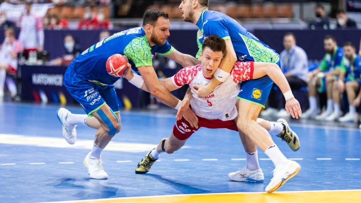 Polen bei der Handball-WM: Fest im Griff der Slowenen: Polens Michal Olejniczak (Mitte) bei einem seiner beiden Treffer.