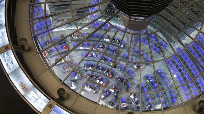 Immobilienkredit: Finanzgeschäfte sind für Abgeordnete im Bundestag grundsätzlich schwieriges Terrain. Das Foto zeigt den Plenarsaal im Reichstagsgebäudes.