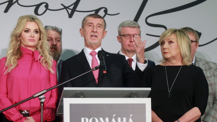 Wahl in Tschechien: Liegt zurück und vergleicht seinen Konkurrenten mit Putin: Andrej Babiš, hier mit Ehefrau Monika (li.) und der Fraktionschefin seiner Ano-Partei am Samstag in Prag.