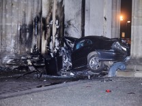 Berlin: Ausgebranntes Auto am Brandenburger Tor