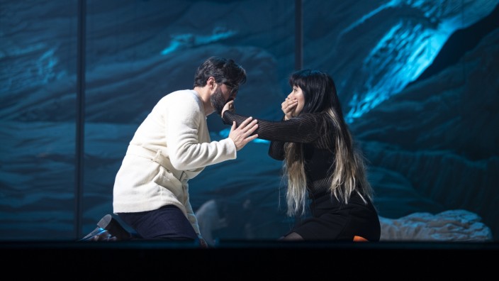 Oper in Bern: Ein Spiel voller zärtlicher Liebe: Seth Carico als Wotan und Yanhua Liu als dessen Tochter Brünnhilde.