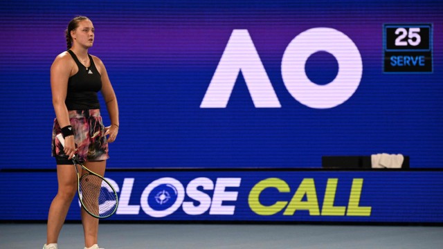 Australian Open: Enger, als es das Zweisatz-Ergebnis glauben lässt: Jule Niemeier brachte Iga Swiatek (die Nummer eins der Tennis-Welt) mehrfach in Verlegenheit - doch gegen Satzende verlor sie den Faden.
