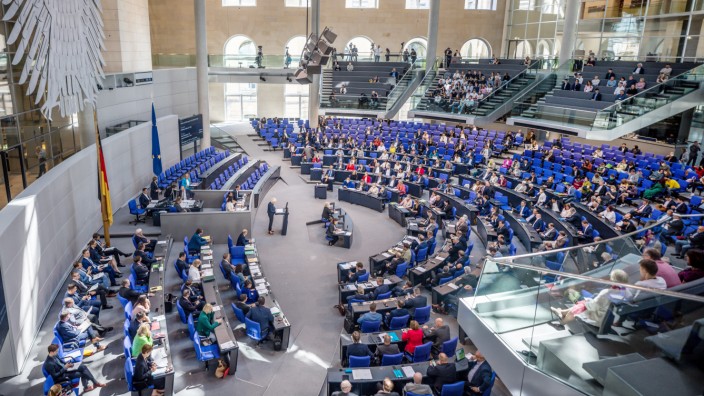 Bundestag: Ganz schön aufgebläht: Der Bundestag mit seinen 736 Abgeordneten.