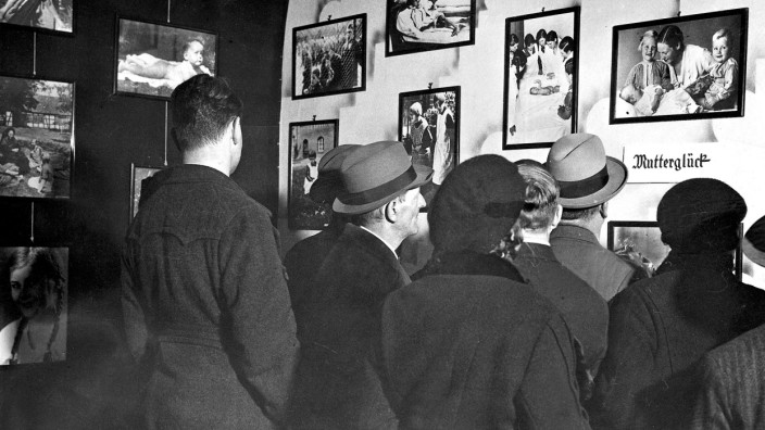 Systematische Tötung von Psychiatrie-Patienten in Haar: Das Morden wurde ideologisch vorbereitet: Besucher in der Ausstellung "Erbgesund - Erbkrank" in Berlin 1934.