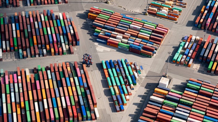 Weltwirtschaft: Das Luftbild zeigt zahlreiche Container auf dem Gelände eines Containerterminals im Hamburger Hafen. Die Folgen des Ukraine-Krieges haben das Wirtschaftswachstum in Deutschland nach einem unerwartet kräftigen Jahresstart im zweiten Quartal abgewürgt. (zu dpa 'Wirtschaftswachstum adé - Ukraine-Krieg bremst Konjunktur aus') +++ dpa-Bildfunk +++
