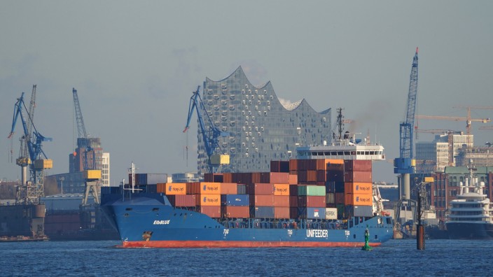 Studie: Ein Containerschiff im Hamburger Hafen, Deutschlands wichtigstem Warenumschlagsplatz.