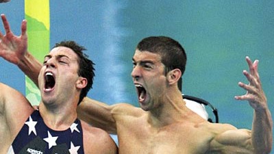Olympisches Schwimmen: Riesenjubel: Michael Phelps (r.) und Garrett Weber-Gale nach dem Gold über 4x100 Meter Freistil.