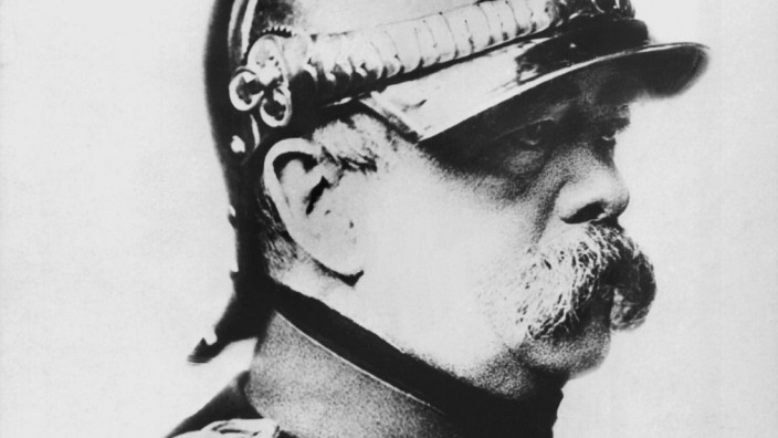 Geschichtspolitik: Taugen Pickelhaubenträger heute noch als Namenspaten? Reichskanzler Otto von Bismarck in Uniform.