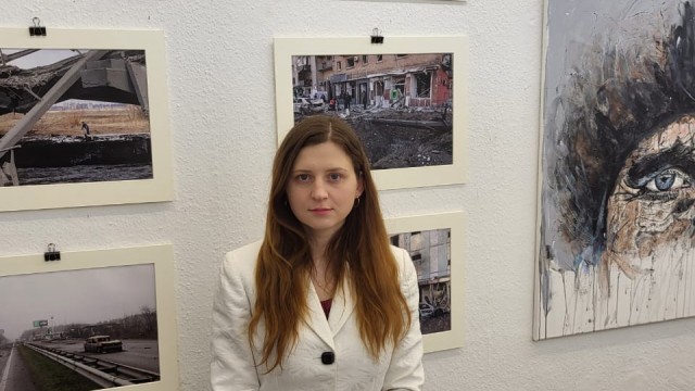 Zwischen Welten: Unsere ukrainische Kolumnistin in der Ausstellung "Die Schrecken des Krieges".