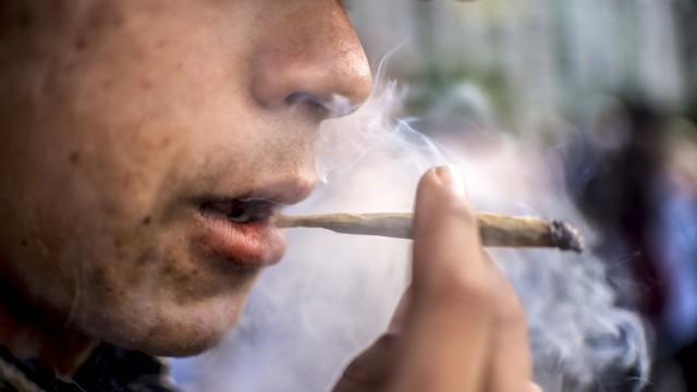 Fürstenfeldbruck: Verbotener Qualm: Ein Cannabis-Konsument beim Rauchen.