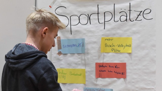 Jungbürgerversammlung Karlsfeld: Viele Stimmen für einen Skatepark: Auf Pinnwände kleben die Jugendlichen ihre Wünsche zu Sportplätzen in der Gemeinde.