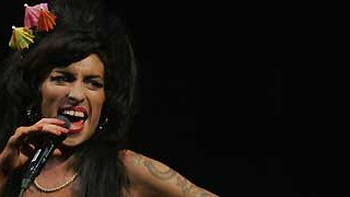 VIP-Klick: Amy Winehouse: Amy Winehouse: Ihre Musik ist so gut, dass mancher Fan die Haltung verliert.