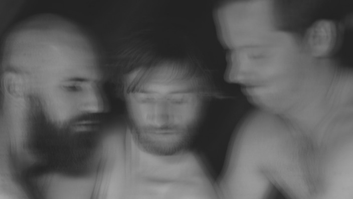 Leo Betzl Trio: So nackt und vibrierend wie der Sound ihres neuen Albums "Abstrakt" präsentieren sich die drei von "LBT" auf ihren Pressefotos.
