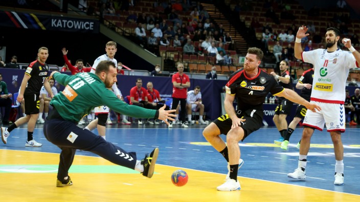 Deutsches Handball-Nationalteam: Kapitän, Abwehrchef, Kreisläufer - und manchmal Torschütze: Johannes Golla trifft gegen Serbiens Torwart Vladimir Cupara (links).