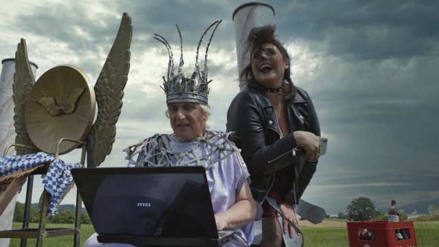 SZ-Kulturpreis Tassilo: Kämpfen im neuen Stück mit den Tücken der Digitalisierung: Zeus (Walter Gelmini) und Elektra (Simone Krist).