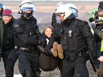 Liveblog zu Lützerath: Demonstranten am Tagebau werden teils von Polizei weggetragen