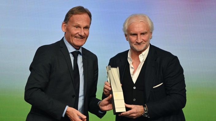 DFL: Wird bald aller Wahrscheinlichkeit nach ständiger Begleiter der deutschen Fußball-Nationalmannschaft: Rudi Völler (rechts), hier mit Hans-Joachim Watzke.