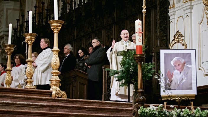 Mit dem Tod von Benedikt XVI.: Mit einem feierlichen Requiem im Dom haben die Freisinger von "ihrem" emeritierten Papst Abschied genommen.