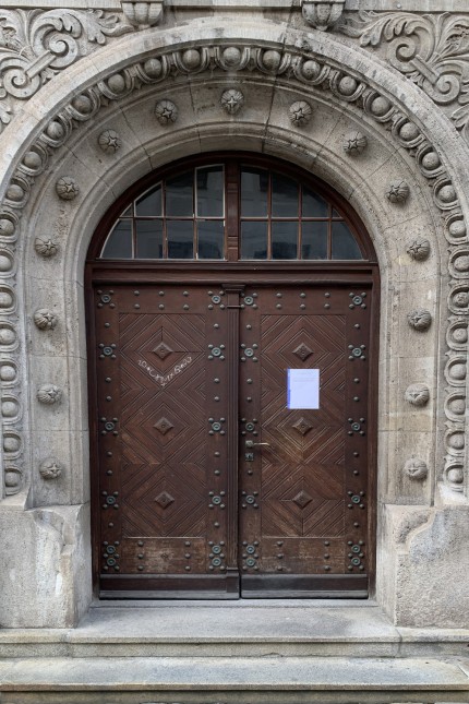 Mit dem Tod von Benedikt XVI.: An der Rathaustür hängt noch ein Zettel mit dem Hinweis auf das Kondolenzbuch für den verstorbenen Kirchenmann.
