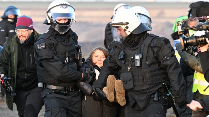 Proteste gegen Braunkohle: Greta Thunberg wird von Polizisten weggetragen.