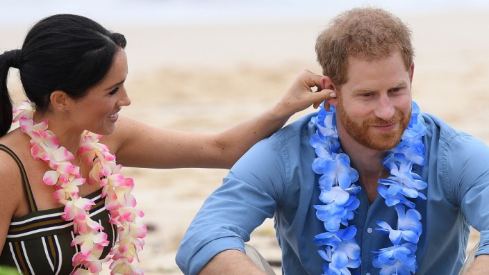 Prinz Harrys Memoiren und das Königshaus: Ist es nicht ein bisschen peinlich, wenn die Herzogin ihren Prinzen öffentlich am Ohr zupft? Meghan und Harry 2018 am Bondi Beach in Australien, bei einem "Mental Health"-Ritual.