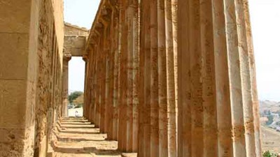 Italiens Denkmalpflege bedroht: Der antike Concordia-Tempel in Agrigento auf Sizilien soll demnächst an Privatleute verpachtet werden. Eine Sonderregelung im regionalen Denkmalschutz macht's möglich.
