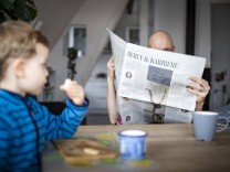 Familientrio: Muss man Zeitung lesen, um Vorbild zu sein?