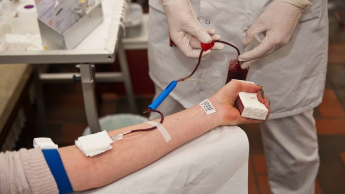 Blutspenden: Blut spenden kann man bei Aktionen des Roten Kreuzes in den Gemeinden oder zu festen Zeiten in München.