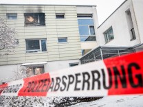 Reutlingen: Polizeiabsperrung nach einem Brand in einem Pflegeheim