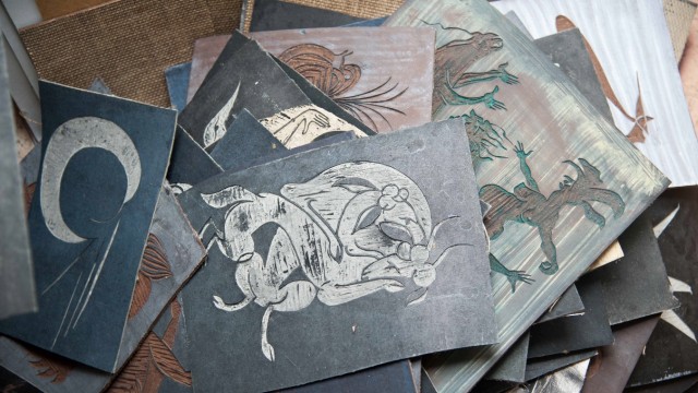 Nachruf: Nicht nur Blätter stapelten sich in Abolds Atelier, sondern auch haufenweise bereits bearbeitete Linolplatten.