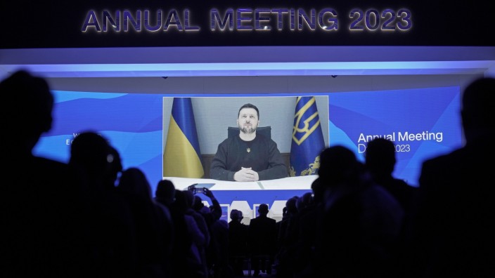 Wolodimir Selenskij: War am Mittwochabend aus Kiew zugeschaltet und sprach vor einem voll besetzten Saal im schweizerischen Davos: der ukrainische Präsident Wolodimir Selenskij.