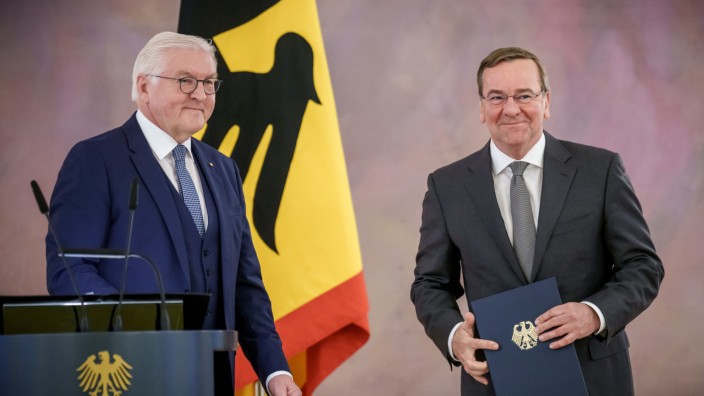 Bundesregierung: Bundespräsident Frank-Walter Steinmeier (links) übergibt dem neuen Verteidigungsminister Boris Pistorius (SPD) die Ernennungsurkunde.